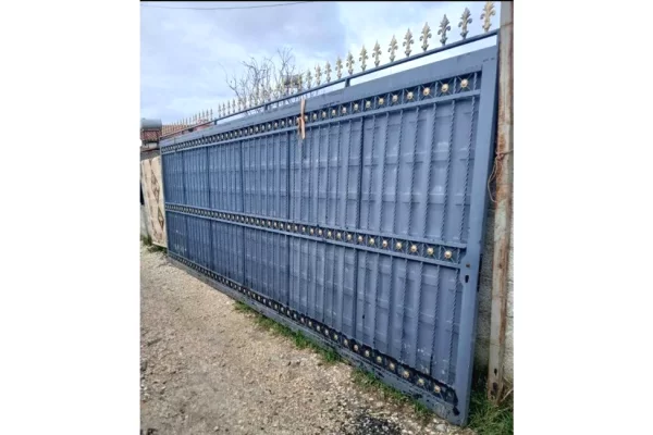 Artikuj te ndryshem ne Durres - 80,000 Leke