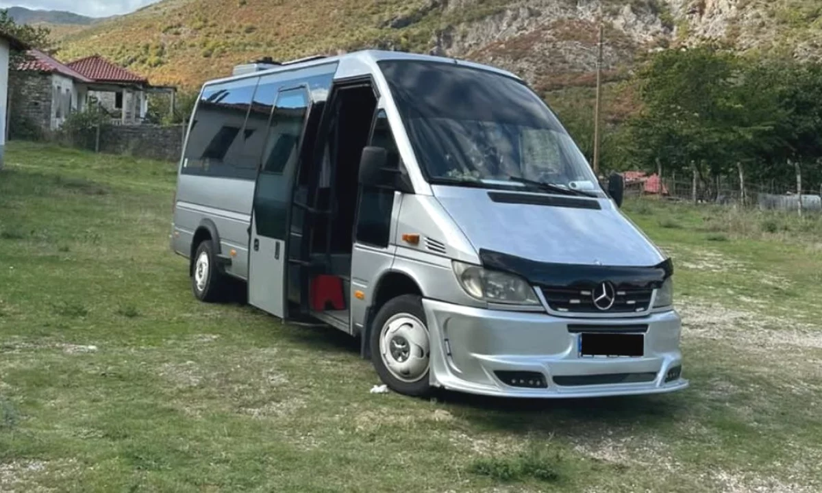 Makina ne shitje ne Gjirokaster, Mercedes-Benz, 2000 Diesel,Kambio Automatik Pagesa 10,000  Euro.