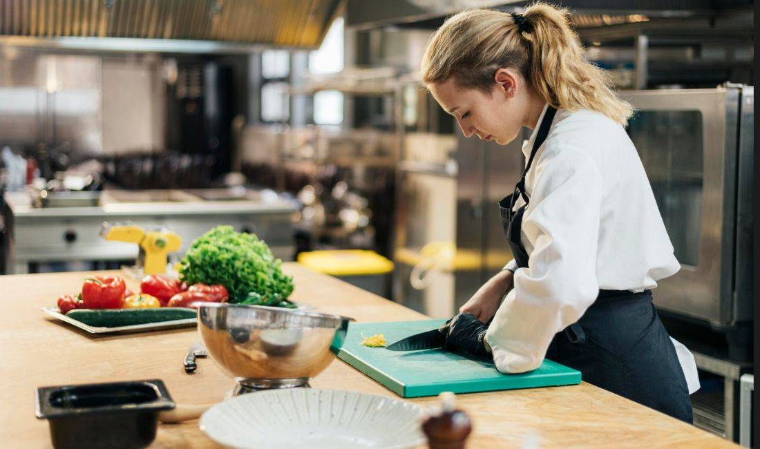 Job Offers in Tirana, Profession Kuzhiniere, Ndihmëse Kuzhiniere , Beginner/Little experience, Payment By Agreement.