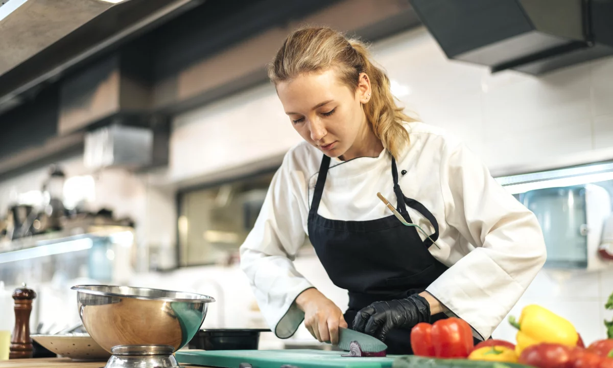 Njoftime Pune ne Tirane, Profesioni Recepsioniste, Ndihmëse Kuzhine , Me eksperience, Pagesa 70,000  Leke.