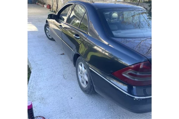 Makina ne shitje ne Tirane - 2,800 Euro