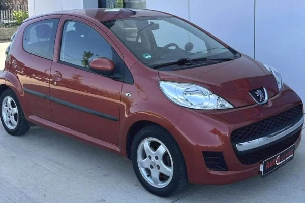 Makina ne shitje ne Tirane - 2,700 Euro