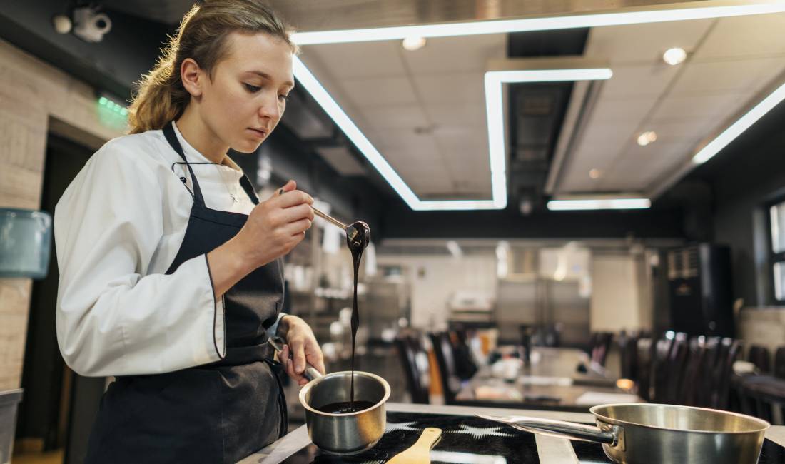 Njoftime Pune ne Durres, Profesioni Ndihmese Kuzhiniere , Fillestar/Pak eksperience, Pagesa 45,000  Leke.