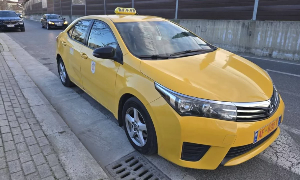 Makina ne shitje ne Tirane, Toyota, 2015 Diesel,Kambio Manual Pagesa 6,500  Euro.