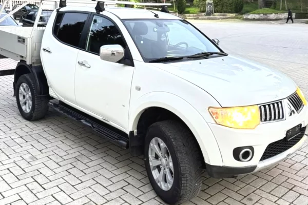 Makina ne shitje ne Tirane - 12,300 Euro