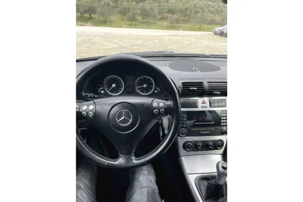 Makina ne shitje ne Tirane - 4,400 Euro