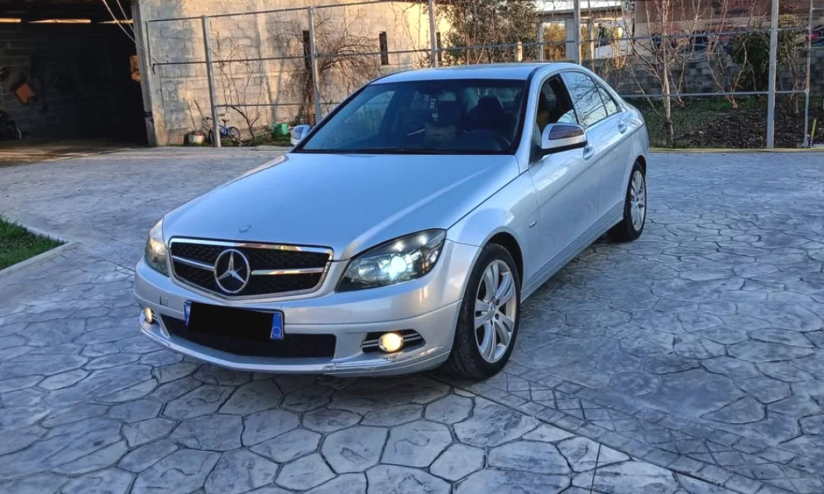 Makina ne shitje ne Durres, Mercedes-Benz, 2007 Diesel,Kambio Automatik Pagesa 5,700  Euro.