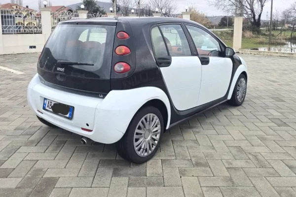 Makina ne shitje ne Lezhe - 2,000 Euro