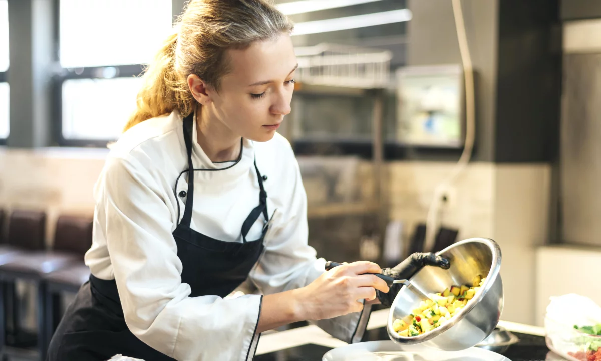 Njoftime Pune ne Tirane, Profesioni Punonjëse Kuzhine, Punonjëse Shërbimi, Sanitare , Fillestar/Pak eksperience, Pagesa 70,000  Leke.