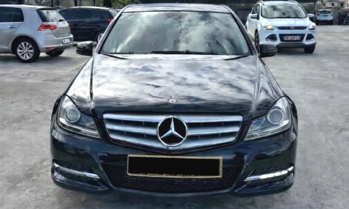 Makina ne shitje ne Tirane, Mercedes-Benz, 2012 Diesel,Kambio Automatik Pagesa 9,000  Euro.