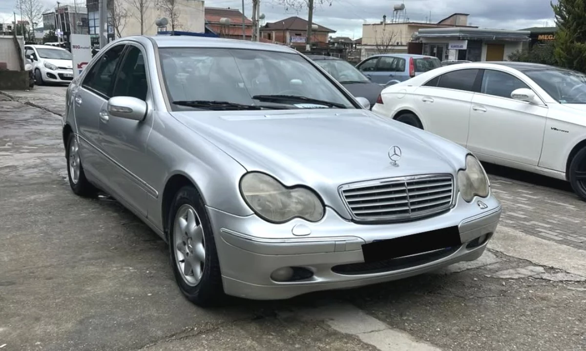 Makina ne shitje ne Tirane, Mercedes-Benz, 2003 Diesel,Kambio Manual Pagesa 2,500  Euro.