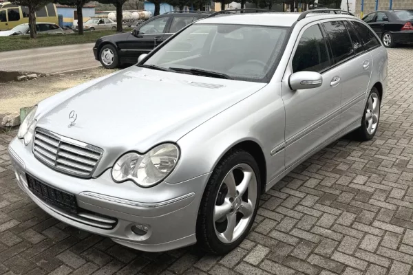 Makina ne shitje ne Tirane - 4,200 Euro