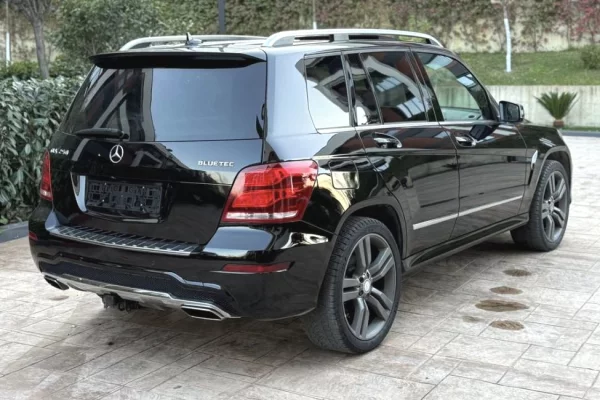 Makina ne shitje ne Tirane - 13,900 Euro