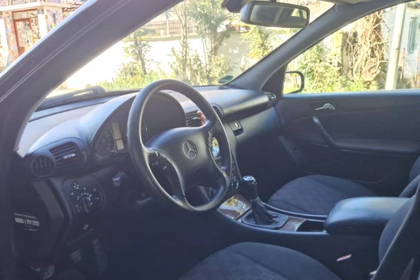 Auto in Vendita a Fier, Mercedes-Benz, 2006 Diesel,Kambio Manual Pagamento 3,999  Euro.