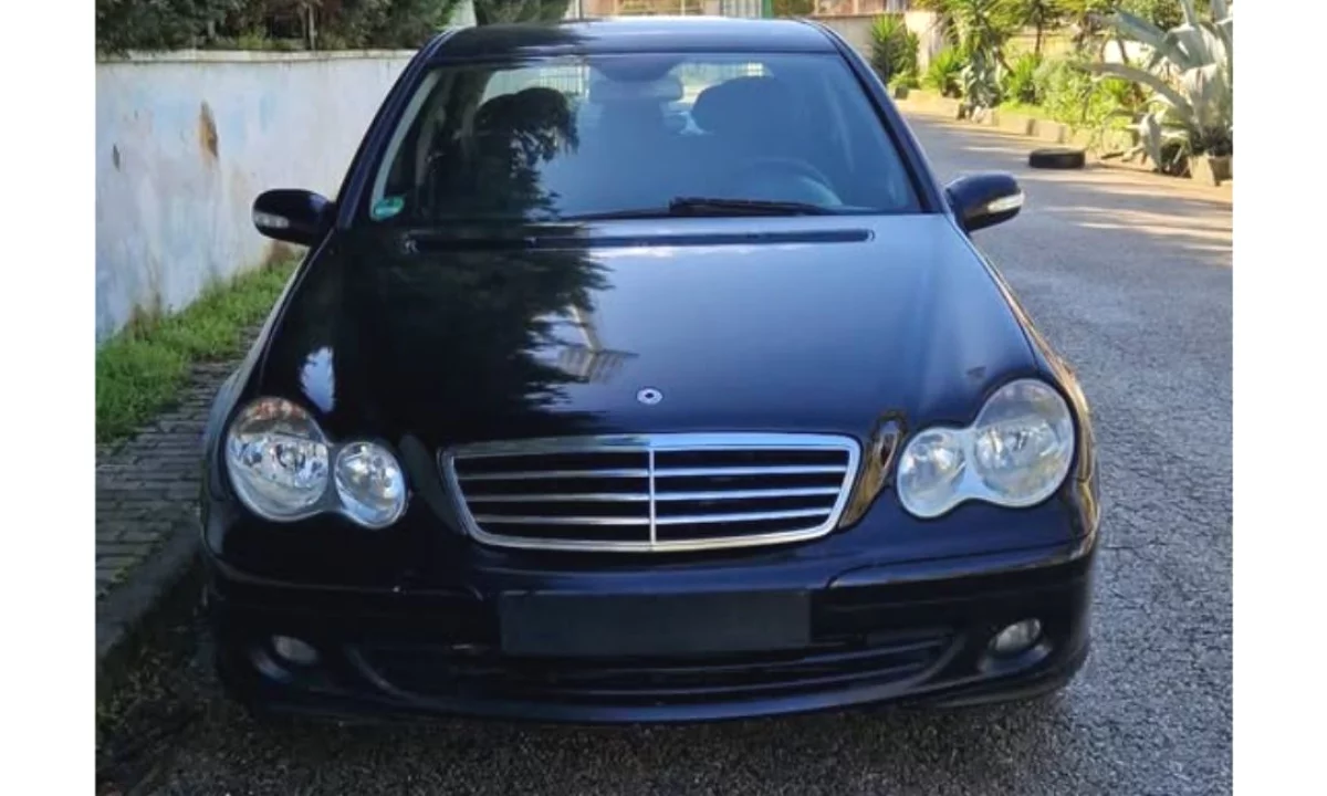 Auto in Vendita a Fier, Mercedes-Benz, 2006 Diesel,Kambio Manual Pagamento 3,999  Euro.