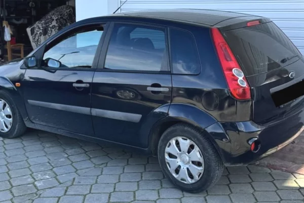 Auto in Vendita a Tirana, Ford, 2007 gasoline-gas,Kambio Automatik Pagamento 2,500  Euro.