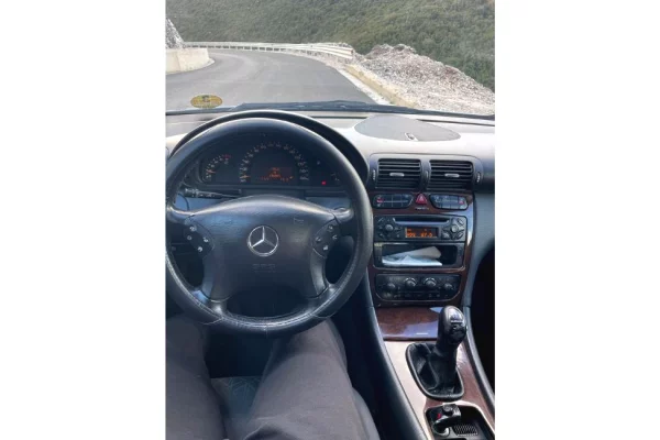 Makina ne shitje ne Tirane - 2,500 Euro