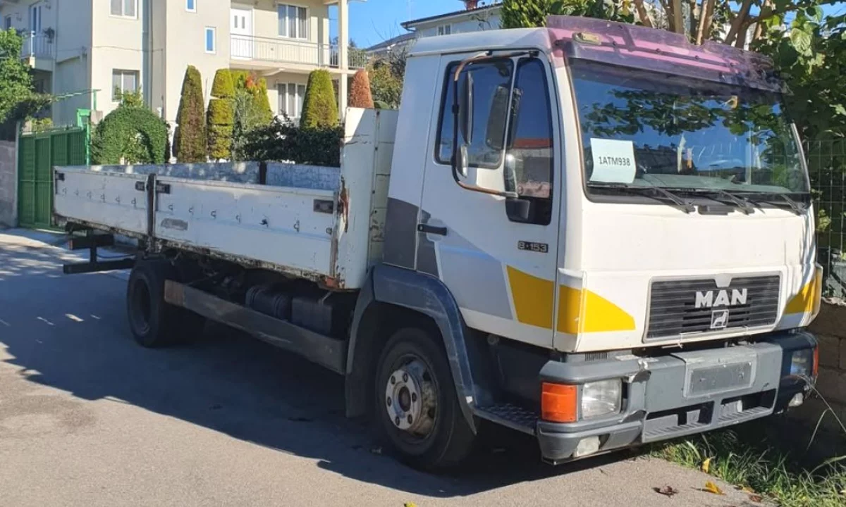Makina ne shitje ne Tirane, Man, 1993 Diesel,Kambio Manual Pagesa 8,000  Euro.