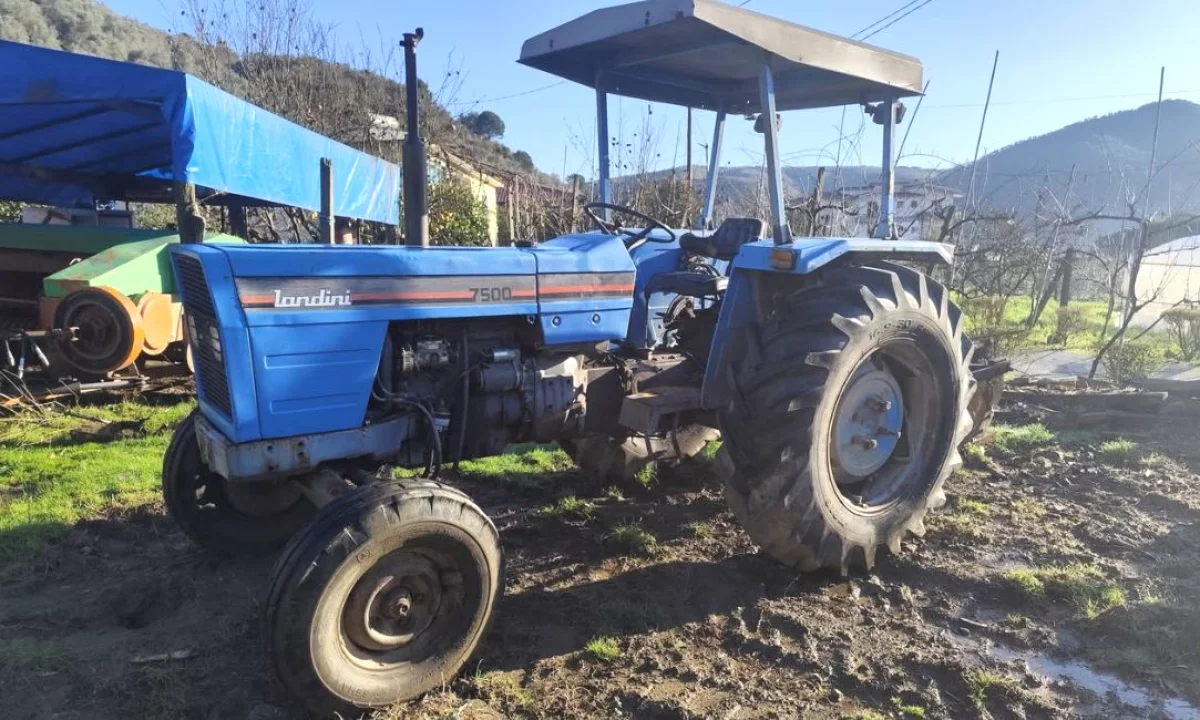 Makina ne shitje ne Tirane, Tjeter, 2009 Diesel,Kambio Manual Pagesa 7,500  Euro.