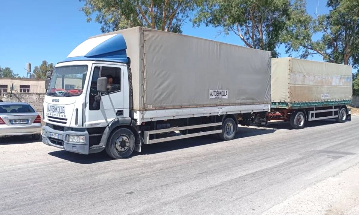 Makina ne shitje ne Tirane, Iveco, 2008 Diesel,Kambio Manual Pagesa 17,550  Euro.