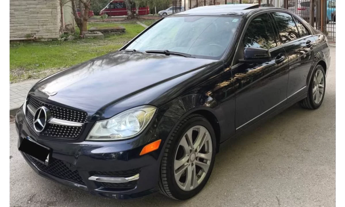 Makina ne shitje ne Vlore, Mercedes-Benz, 2013 Diesel,Kambio Automatik Pagesa 8,000  Euro.