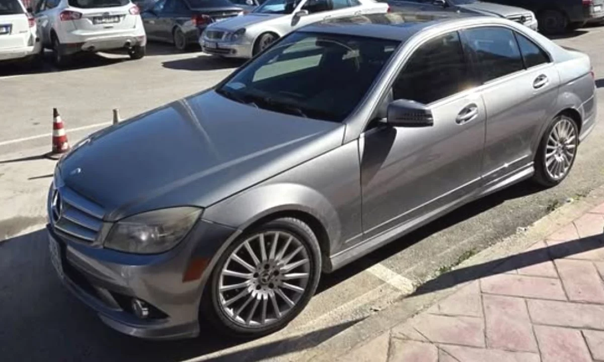 Makina ne shitje ne Vlore, Mercedes-Benz, 2010 gasoline-gas,Kambio Automatik Pagesa 7,100  Euro.