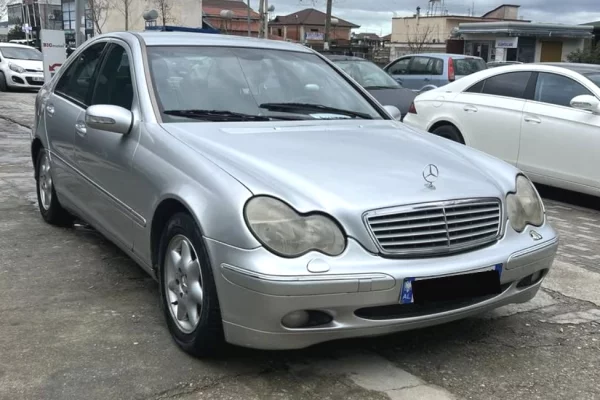 Makina ne shitje ne Tirane - 2,300 Euro