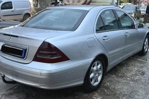 Makina ne shitje ne Tirane - 2,300 Euro