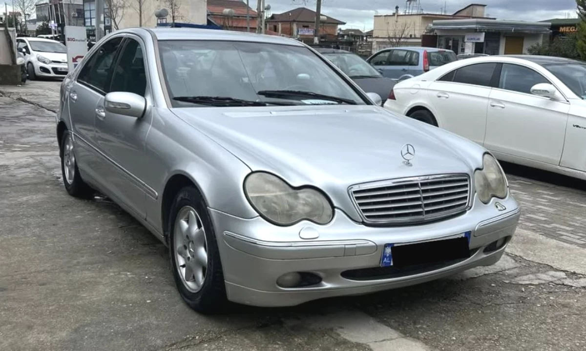 Makina ne shitje ne Tirane, Mercedes-Benz, 2002 Diesel,Kambio Automatik Pagesa 2,300  Euro.