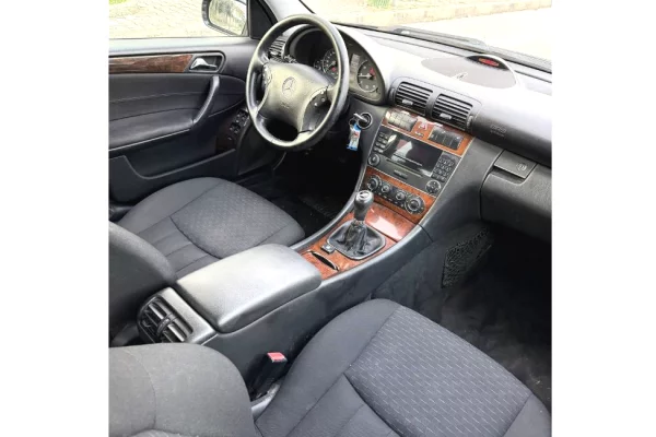 Makina ne shitje ne Tirane - 4,150 Euro