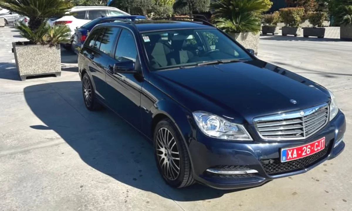 Makina ne shitje ne Fier, Mercedes-Benz, 2012 Diesel,Kambio Manual Pagesa 6,400  Euro.