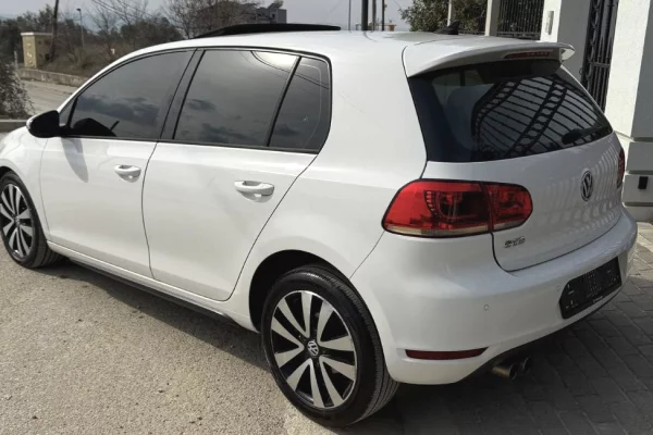 Makina ne shitje ne Tirane - 8,300 Euro