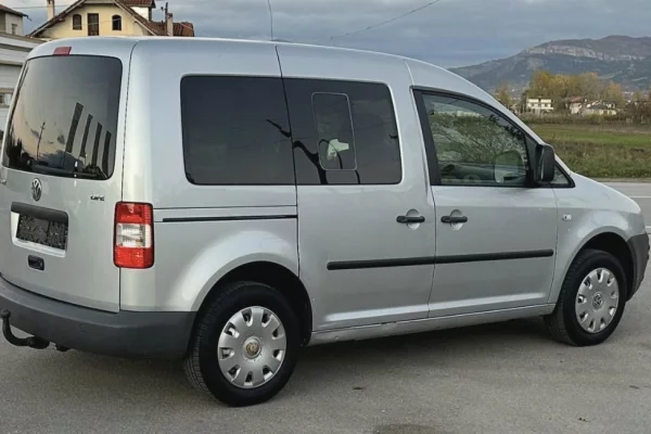 Makina ne shitje ne Tirane - 3,700 Euro