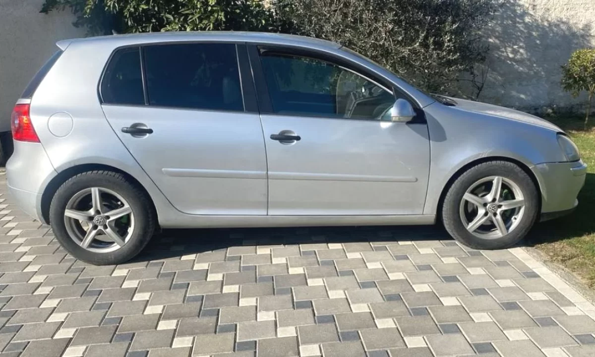 Makina ne shitje ne Tirane, Volkswagen, 2005 Diesel,Kambio Automatik Pagesa 4,500  Euro.