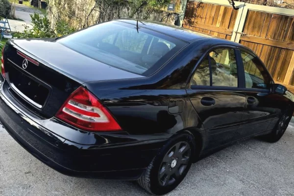 Auto in Vendita a Tirana, Mercedes-Benz, 2005 gasoline-gas,Kambio Automatik Pagamento 2,700  Euro.