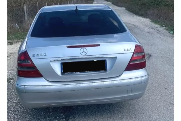 Auto in Vendita a Kavaja, Mercedes-Benz, 2006 Diesel,Kambio Manual Pagamento 3,500  Euro.