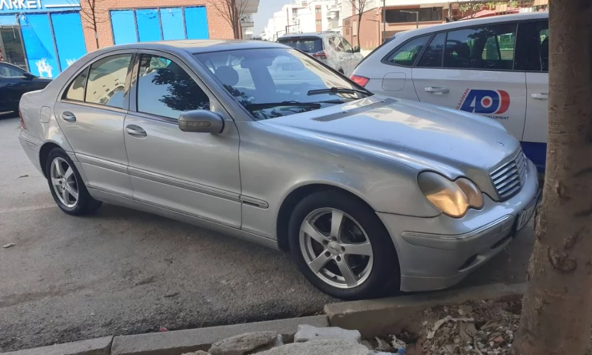 Auto in Vendita a Tirana, Mercedes-Benz, 2001 Diesel,Kambio Automatik Pagamento 1,800  Euro.