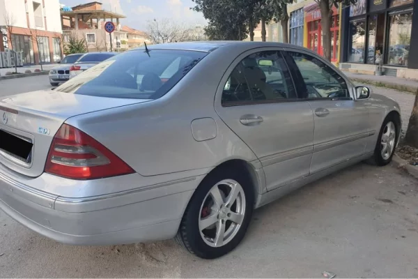 Auto in Vendita a Tirana, Mercedes-Benz, 2001 Diesel,Kambio Automatik Pagamento 1,800  Euro.