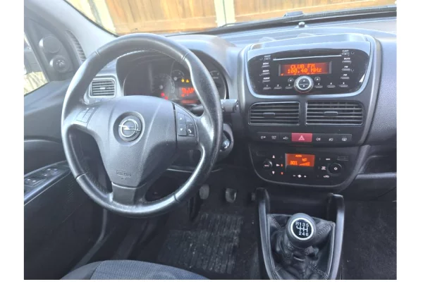 Auto in Vendita a Tirana, Opel, 2012 Diesel,Kambio Manual Pagamento 3,600  Euro.