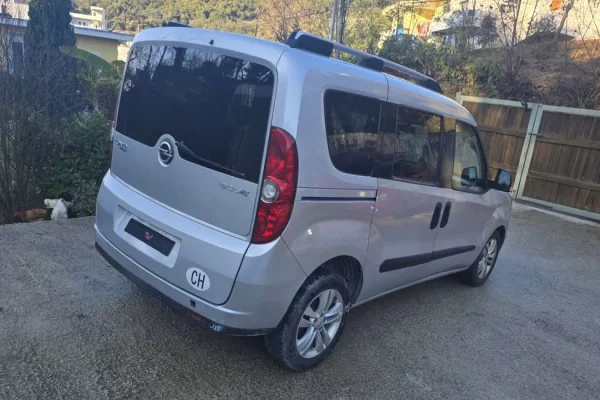 Auto in Vendita a Tirana, Opel, 2012 Diesel,Kambio Manual Pagamento 3,600  Euro.