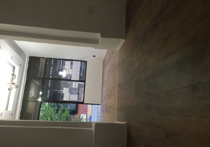 Jepet me qera Dyqan te rruga Durresit perballe kafe mulliri vjeter 