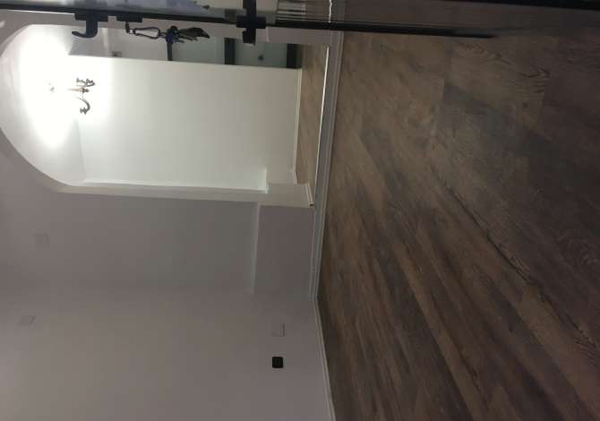 Jepet me qera Dyqan te rruga Durresit perballe kafe mulliri vjeter 