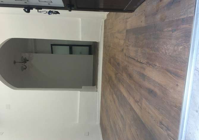 Jepet me qera Dyqan te rruga Durresit perballe kafe mulliri vjeter 