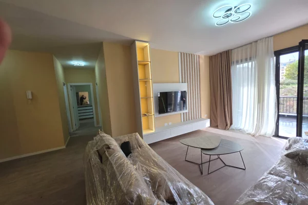 Shtepi me qera 2+1 ne Tirane - 1,300 Euro