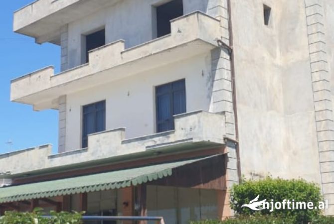 Shtepi ne shitje Shtepi Private ne Kavaje, 7+1, Mobilimi Pjeserisht e mobiluar, Pagesa 100,000  Euro.