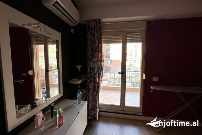 Shtepi ne shitje Apartament ne Tirane, 1+1, Mobilimi E mobiluar, Pagesa 200,000  Euro.