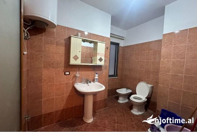 Shtepi ne shitje Apartament ne Tirane, 2+1, Mobilimi Bosh, pa mobiluar, Pagesa 136,000  Euro.