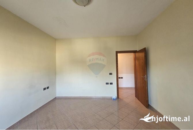 Ambient biznesi me qera 3+1 ne Tirane - 600 Euro