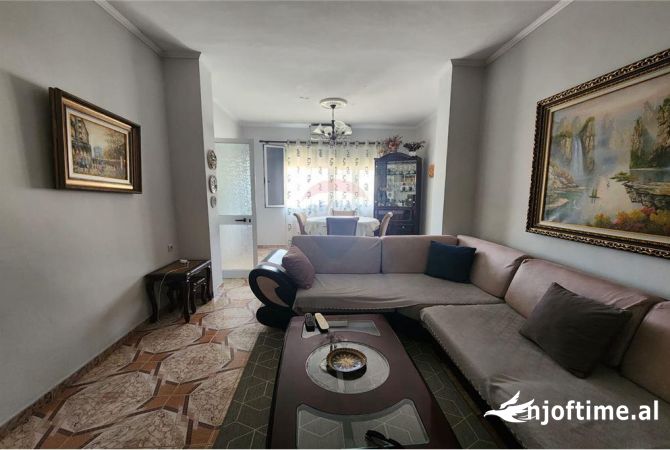 Apartament 2+1 per shitje te Rr Bardhyl !