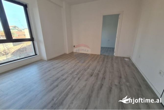 Ambient biznesi me qera 3+1 ne Tirane - 600 Euro